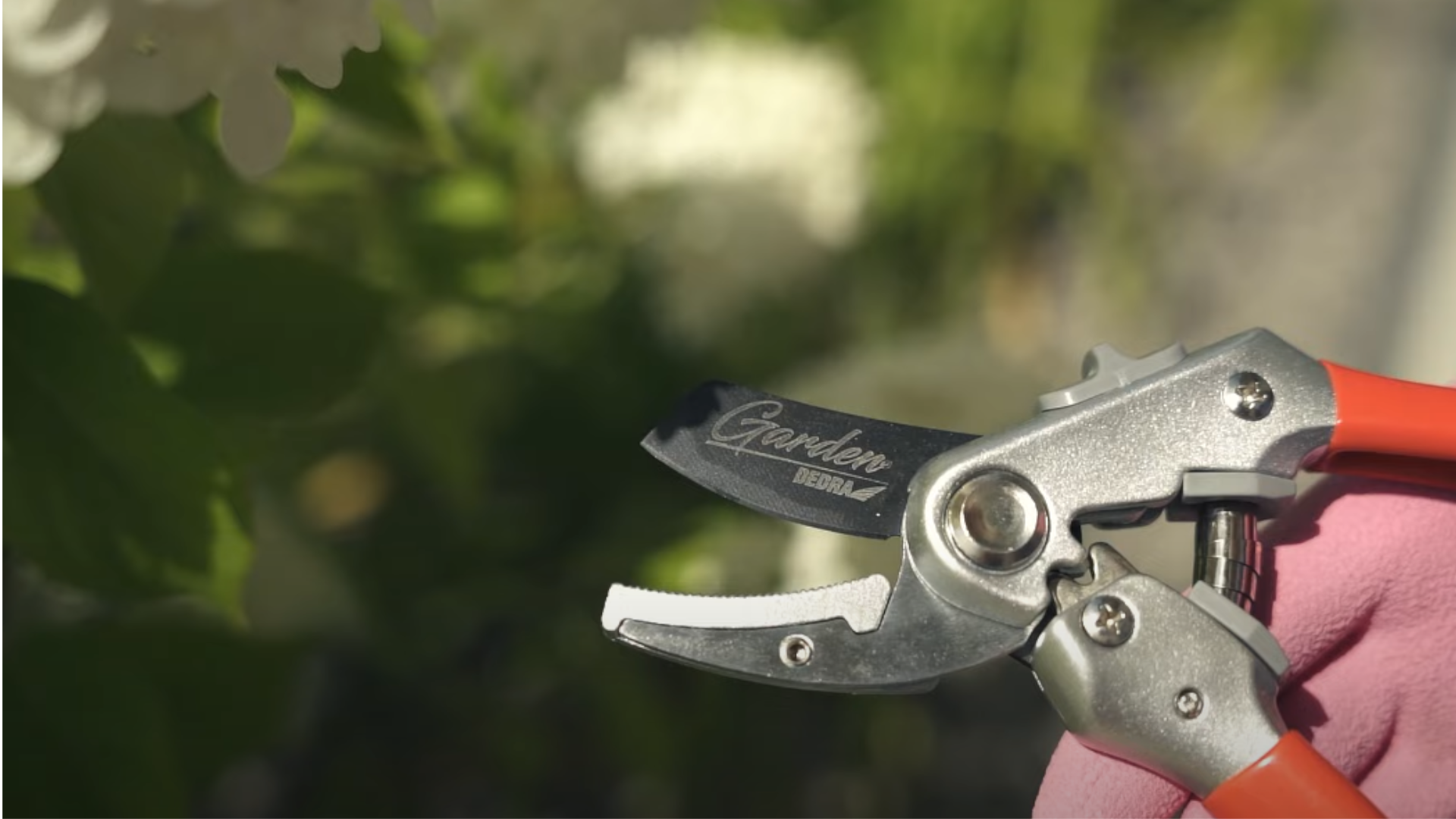 Czym różni się sekator kowadełkowy od sekatora nożycowego?